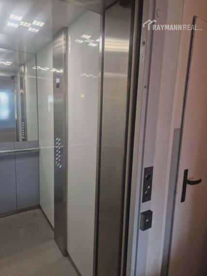 Priestranný 3i byt s loggiou a výhľadom do parku – lokalita Juh pri OC Astória