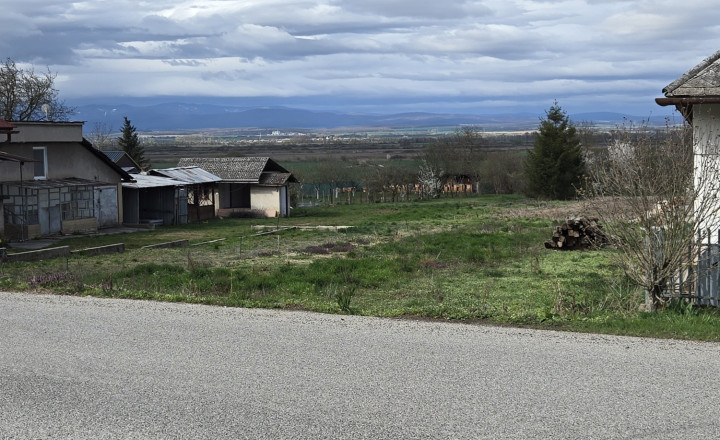 Exkluzívny stavebný pozemok v centre obce Vyšný Lánec. - fotografia 1