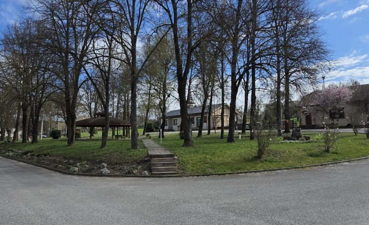 Exkluzívny stavebný pozemok v centre obce Vyšný Lánec. - fotografia 7