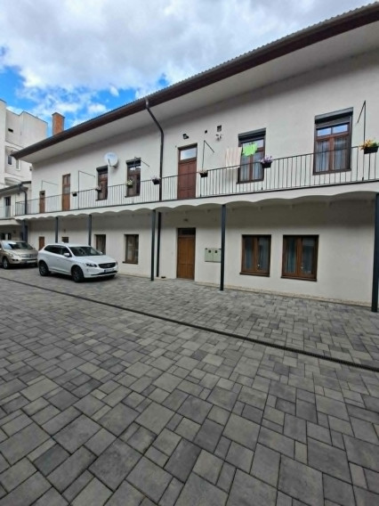 Prenajóm    2 izbového bytu v centre mesta Košice - Námestie osloboditeľov oproti Auparku
